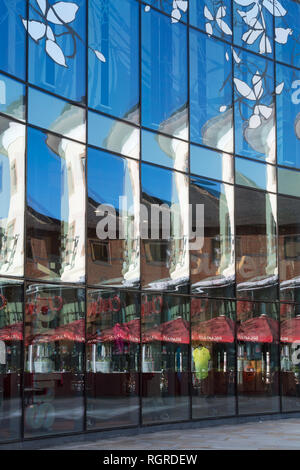 Reflets colorés dans les fenêtres du centre commercial moderne de paons dans Jubilee Square à Woking, Surrey, UK Banque D'Images
