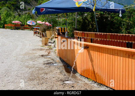 Printemps l'eau rafraîchit l'huile d'olive et miel, Uji j'Ftothe, Albanie Banque D'Images