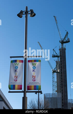 Célébrer Woking sur drapeaux à Woking town centre avec un développement de grande hauteur au Square Victoria en arrière-plan, Surrey, UK Banque D'Images