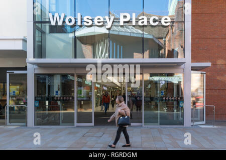 Entrée de Wolsey Place galerie marchande couverte à Woking town centre avec les consommateurs en passant devant, Surrey, UK Banque D'Images