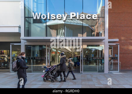 Entrée de Wolsey Place galerie marchande couverte à Woking town centre avec les consommateurs en passant devant, Surrey, UK Banque D'Images