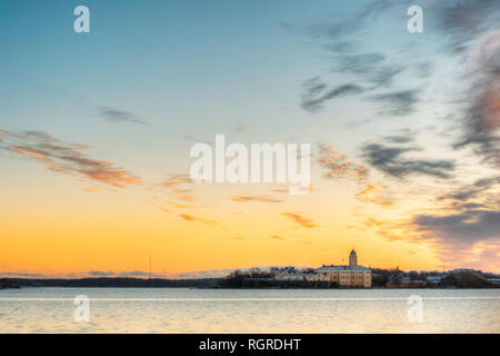 Helsinki, Finlande. Dans l'église de Suomenlinna Forteresse de Suomenlinna ou Sveaborg et partiellement île fortifiée Harakka au lever du soleil Coucher du soleil. Banque D'Images