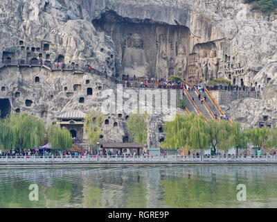 Grottes de Longmen à Luoyang. Bouddha cassée et les grottes et sculptures de pierre dans les grottes de Longmen à Luoyang, Chine. Prises en octobre 2018 14. Banque D'Images