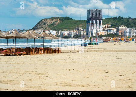 Plage de Durres avec les toits de la ville à l'arrière, de l'Albanie Banque D'Images