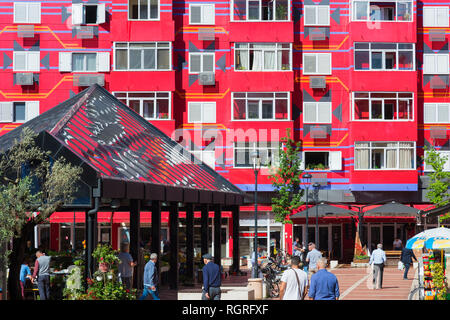 Maisons colorées près du nouveau Bazar, Tirana, Albanie Banque D'Images