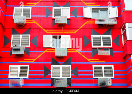 Maisons colorées près du nouveau Bazar, Tirana, Albanie Banque D'Images