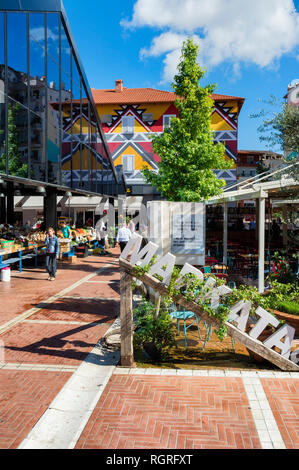 Nouveau bazar, étals de marché, Tirana, Albanie Banque D'Images