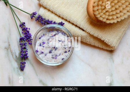 Sel de lavande, sel de mer avec des fleurs de lavande, Lavandula spec. Banque D'Images