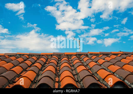 La toiture en tuile terre cuite à Miami, États-Unis. Toiture tuile sur nuageux ciel bleu. Architecture et design. Toit avec couvercle en céramique d'argile classique. Concept de protection et un abri. Banque D'Images