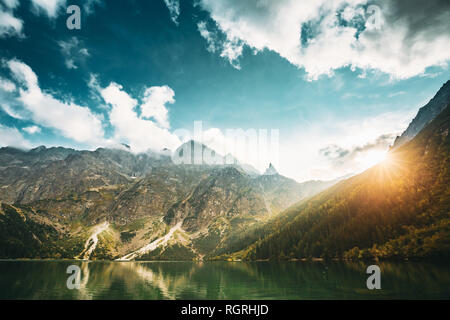 Parc National des Tatras, en Pologne. Célèbre Montagnes Lac Morskie Oko ou la mer dans le lac des yeux Soirée d'été. Beau Soleil Coucher du soleil au-dessus des terres du lac des Tatras Banque D'Images