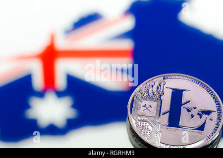 Coins litecoin, dans le contexte de l'Australie et le drapeau australien, concept de l'argent virtuel, close-up. Image conceptuelle de crypto numérique cu Banque D'Images