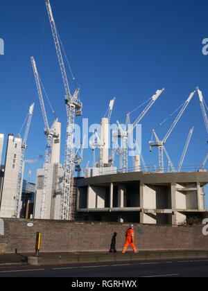 Exploitation des grues sur le réaménagement de Battersea Power Station à Londres, en Angleterre. Banque D'Images