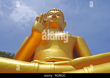 Sitzender goldener Bouddha, Tempel Wat Khao Rang, Phuket, Thailand Banque D'Images
