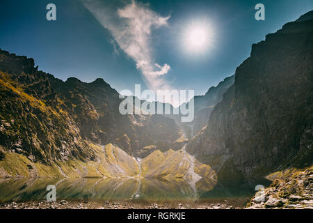 Parc National des Tatras, en Pologne. Lac calme Czarny Staw Sous Rysy et été paysage montagneux. Rayons de soleil avec vue panoramique magnifique au-dessus de Lak Banque D'Images