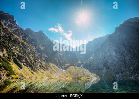 Parc National des Tatras, en Pologne. Lac calme Czarny Staw Sous Rysy et été paysage montagneux. Rayons de soleil avec vue panoramique magnifique au-dessus de Lak Banque D'Images