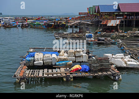 Fuer Haelterungsanlagen muslimisches Stelzendorf lebenden Fisch, Koh Panyi, Koh Panyee, Bucht von Phang Nga, Thaïlande Banque D'Images