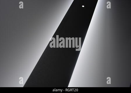 Beau fond blanc avec éclairage à partir d'une base LED métallique de pixels de diode. Banque D'Images