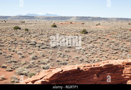 Wupatki National Monument avec San Francisco Peaks en arrière-plan Wupatki National Monument est situé à environ 30 milles au nord de Flagstaff, AZ à Banque D'Images