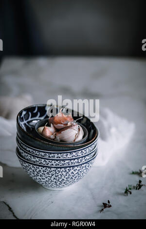 Libre de bols d'ornement avec l'ail en chemise pour cuisiner un plat potaje vigil Banque D'Images