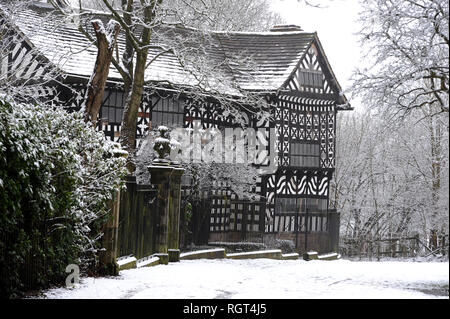 J'th Hall Musée de bois dans la neige, Bolton, Lancashire. Le manoir du 16ème siècle était la maison de Samuel Crompton au xviiie siècle où il inve Banque D'Images