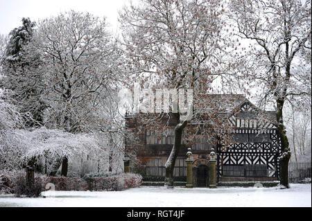 J'th Hall Musée de bois dans la neige, Bolton, Lancashire. Le manoir du 16ème siècle était la maison de Samuel Crompton au xviiie siècle où il inve Banque D'Images