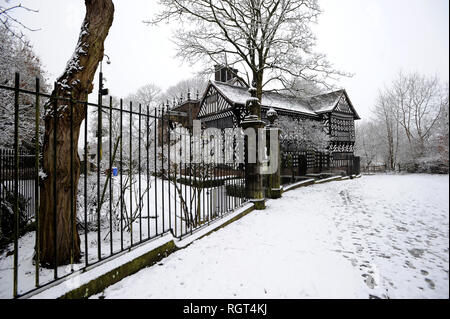 J'th Hall Musée de bois dans la neige, Bolton, Lancashire. Le manoir du 16ème siècle était la maison de Samuel Crompton au xviiie siècle où il inve Banque D'Images