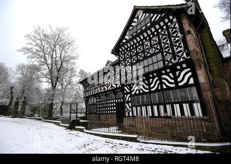 J'th Hall Musée de bois dans la neige, Bolton, Lancashire. Le manoir du 16ème siècle était la maison de Samuel Crompton au xviiie siècle où il inve Banque D'Images