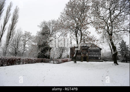 J'th Hall Musée de bois dans la neige, Bolton, Lancashire. Le manoir du 16ème siècle était la maison de Samuel Crompton au xviiie siècle où il inve Banque D'Images