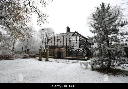 J'th Hall Musée de bois dans la neige, Bolton, Lancashire. Le manoir du 16ème siècle était la maison de Samuel Crompton au xviiie siècle où il inve Banque D'Images