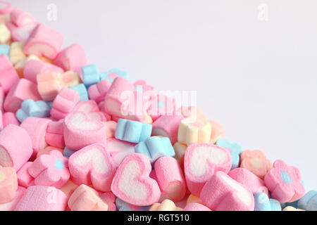 Pile de en forme de coeur rose en forme de fleur de couleur pastel et Bonbons Guimauve avec de l'espace libre pour la conception ou le texte, concept Valentine Banque D'Images