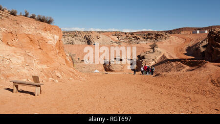 Groupe de touristes de descendre la piste dans Antelope Canyon près de Page, Arizona Banque D'Images