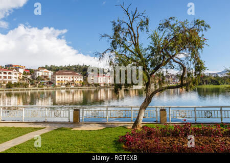 Sapa, Vietnam - 20 novembre 2018 : sur le fond du lac et la ville. Beau paysage. Banque D'Images