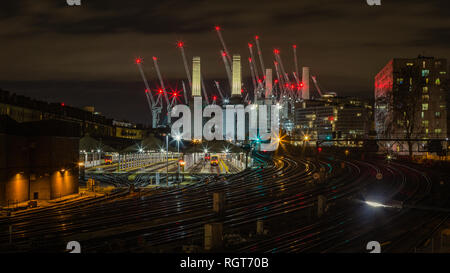 La vue depuis l'Ebury Bridge de la voie ferrée et Battersea Power Station Banque D'Images