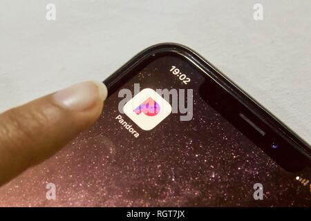 Pandora app sur un iPhone X sur un fond blanc. Pandora est un service de streaming de musique US. Banque D'Images