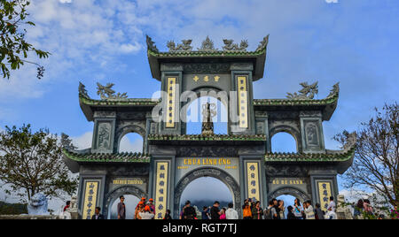 Da nang, Vietnam - Mai 18, 2019. La porte principale de la pagode Linh Ung à Da nang, Vietnam. Pagoda est l'endroit le plus paisible avec vue magnifique. Banque D'Images