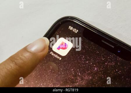 Pandora app sur un iPhone X sur un fond blanc. Pandora est un service de streaming de musique US. Banque D'Images