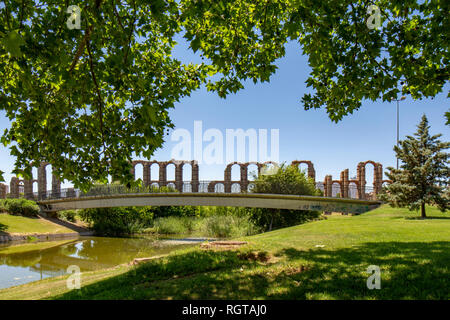 Merida, Badajoz, Espagne ; Mai 2015 : Aqueduc de Los Milagros est célèbre aqueduc romain de Mérida Banque D'Images