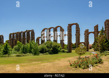 Merida, Badajoz, Espagne ; Mai 2015 : Aqueduc de Los Milagros est célèbre aqueduc romain de Mérida Banque D'Images