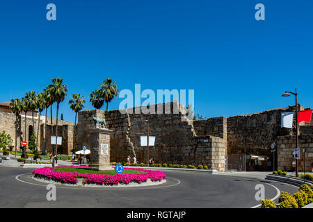 Merida, Badajoz, Espagne ; Mai 2015 : Statue de la Louve du Capitole et de l'Alcazaba arabe ancienne entrée Merida Banque D'Images