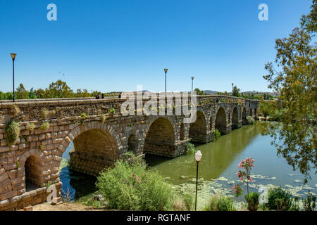 Merida, Badajoz, Espagne, Mai 2015 : Un ancien pont roman sur la rivière Guadiana à Mérida Banque D'Images