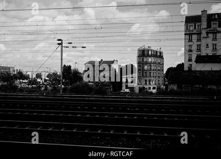 AJAXNETPHOTO. CLICHY, PARIS, FRANCE. - Dans TOUTE LES PISTES - VUE EN REGARDANT LES BÂTIMENTS SUR LA D909 PRÈS DE L'AVENUE DE CLICHY SUR LA VOIE FERRÉE RELIANT LES SABLES DE LA GARE ST LAZARE À CLICHY.. PHOTO:JONATHAN EASTLAND/AJAX REF:CD1541 33 Banque D'Images