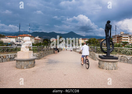 TONFANO, Lucca, ITALIE - 13 août 2018 : homme inconnu des gens marcher sur la jetée Tonfano, un travail de l'architecte Tiziano Lera construit en 2008, une station de Banque D'Images