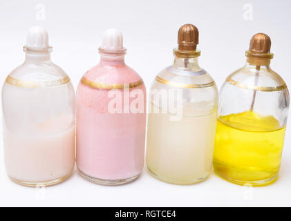 Bouteilles cosmétiques couleur pastel avec noix de coco, argan oils, masc, lait, crème isolated on white Banque D'Images