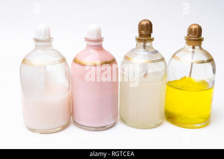 Bouteilles cosmétiques couleur pastel avec noix de coco, argan oils, masc, lait, crème isolated on white Banque D'Images