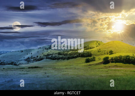 Changement d'heure jour et nuit au-dessus du concept trois collines en été. paysage paysage magnifique paysage avec soleil et lune. Tilt-shift et le motion blur Banque D'Images