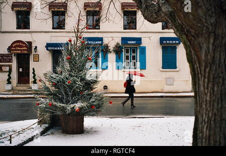 AJAXNETPHOTO. LOUVECIENNES, FRANCE. - Centre de neige à Noël ; lieu fréquenté par des artistes du 19e siècle notamment Camille PISSARRO ET ALFRED SISLEY. PHOTO:JONATHAN EASTLAND/AJAX REF:CD2587  25 24A Banque D'Images