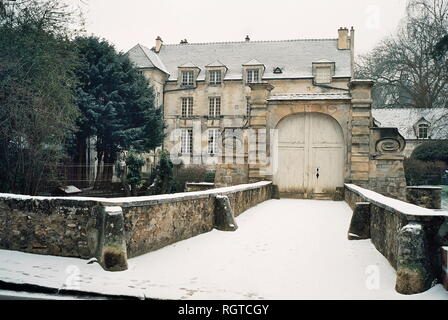 AJAXNETPHOTO. Janvier, 2009.- LOUVECIENNES,FRANCE. Sous réserve d'un avis de la scène peinte par JEANNE BAUDOT 1877 - 1957 - 'LE CHATEAU DU PONT EN HIVER, EFFET DE NEIGE, 1948.' LE BRIDGE HOUSE EN HIVER, Effet de neige. PHOTO:JONATHAN EASTLAND/AJAX REF:CD2587  30 29A Banque D'Images