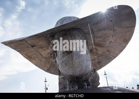 TONFANO, Lucca, ITALIE - 13 août 2018 : Artiste Manolo Valdés, un ouvrage monumental sur l'Tonfano pier : c'est la sculpture d'aluminium 2015 'La pamela' Banque D'Images