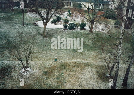 AJAXNETPHOTO. LOUVECIENNES, FRANCE. - JARDIN PRIVÉ POUR LES RÉSIDENTS D'APPARTEMENTS SOUS UN LÉGER MATELAS DE NEIGE DANS UN DOMAINE SUR LES HAUTEURS NORD-EST DU CENTRE DU VILLAGE SURPLOMBANT LA SEINE; UN DES NOMBREUX ENDROITS DE LA RÉGION VISITÉS PAR DES PEINTRES IMPRESSIONNISTES DU XIXE SIÈCLE TELS QU'ALFRED SISLEY, CAMILLE PISSARRO, AUGUSTE RENOIR ET D'AUTRES AVANT LE RÉAMÉNAGEMENT MODERNE DU PAYSAGE. PHOTO:JONATHAN EASTLAND/AJAX REF:CD2587 34 33A Banque D'Images