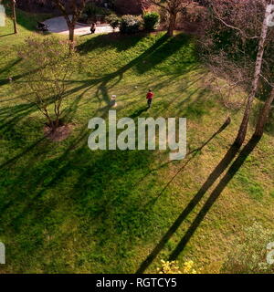 AJAXNETPHOTO. 2011. LOUVECIENNES, FRANCE. - JARDIN PRIVÉ POUR LES RÉSIDENTS D'APPARTEMENTS DANS UN DOMAINE SUR LES HAUTEURS AU NORD-EST DU CENTRE DU VILLAGE SURPLOMBANT LA SEINE; UN DES NOMBREUX ENDROITS DE LA RÉGION VISITÉS PAR DES PEINTRES IMPRESSIONNISTES DU XIXE SIÈCLE TELS QU'ALFRED SISLEY, CAMILLE PISSARRO, AUGUSTE RENOIR ET D'AUTRES AVANT LE RÉAMÉNAGEMENT MODERNE DU PAYSAGE. PHOTO:JONATHAN EASTLAND/AJAX REF:GR2 111006 12717 Banque D'Images